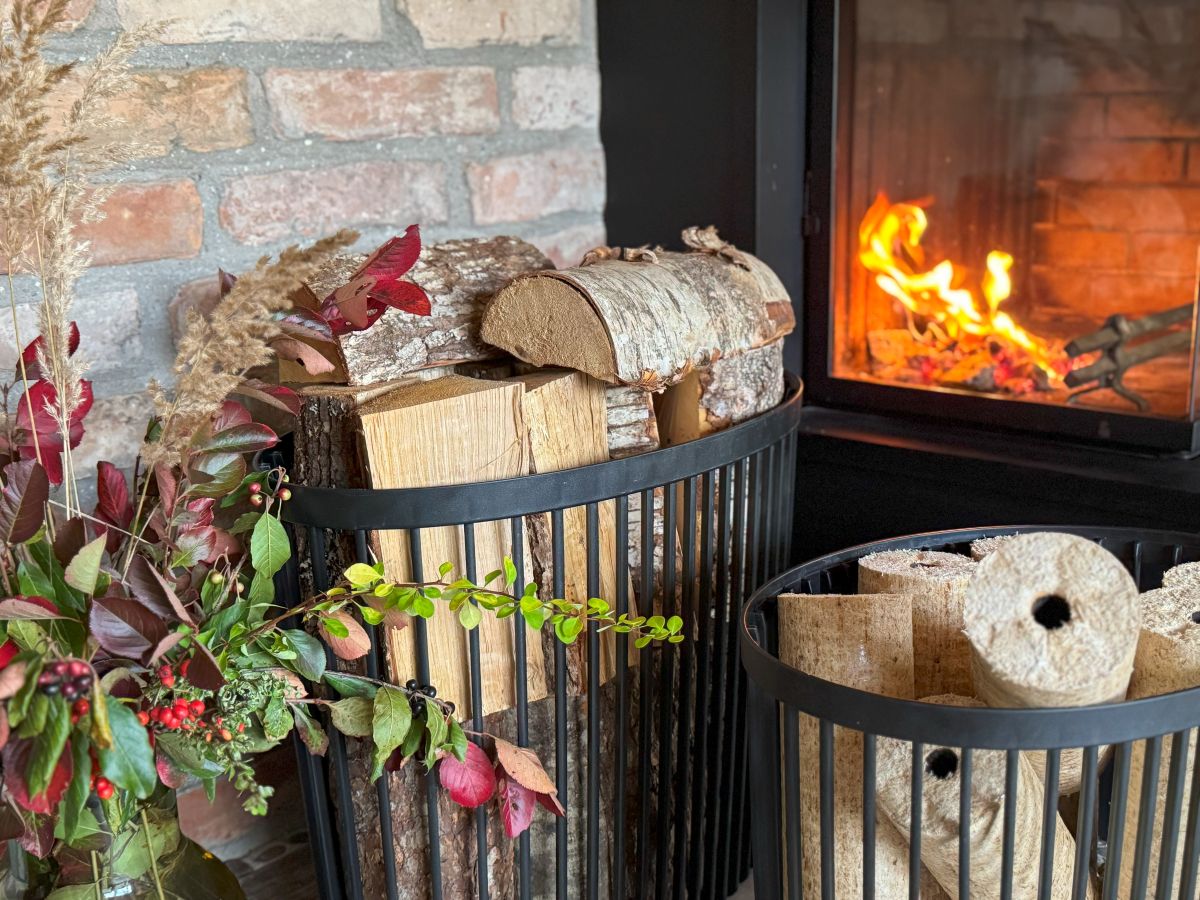 Kiln dried logs UK Buy Firewood Direct banner.